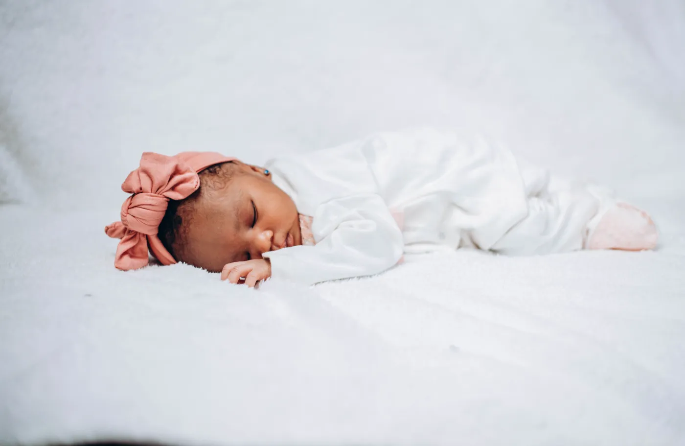 baby slaapt op de zij op een zachte deken