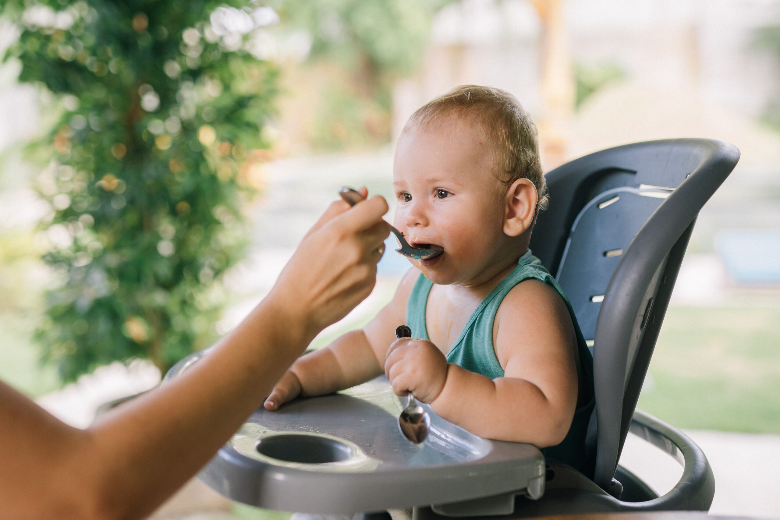 Voedingsschema baby: wat mag je baby wel en niet eten per leeftijd?